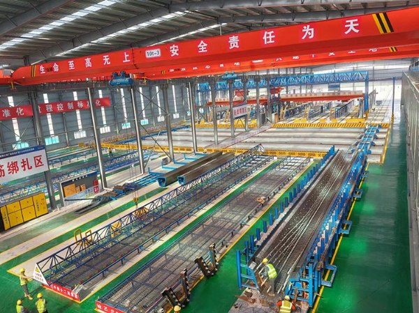 中铁十二局广珠改扩建智慧化梁场箱梁浇筑施工现场