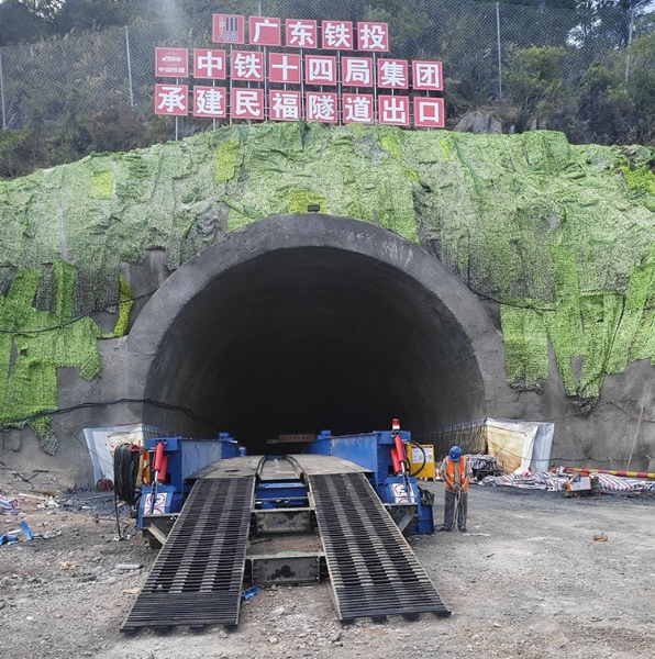 中铁十四局深南高铁SNSG-1项目液压栈桥施工现场